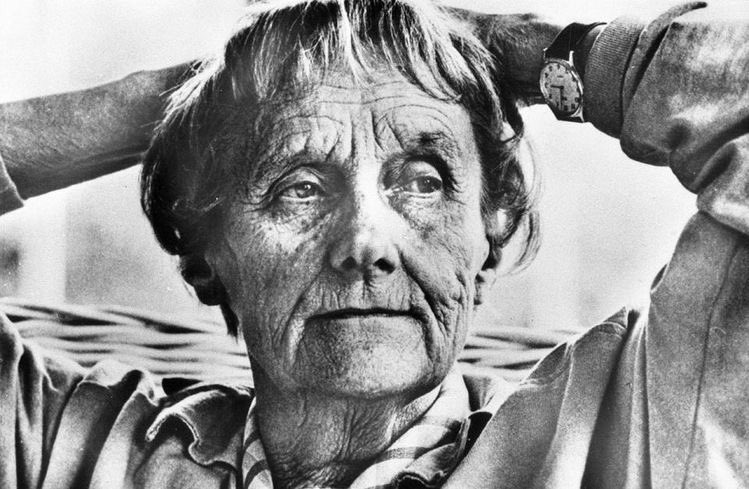 „A childhood without books – that would be no childhood. That would be like being shut out from the enchanted place where you can go and find the rarest kind of joy.“Astrid Lindgren#BOTD