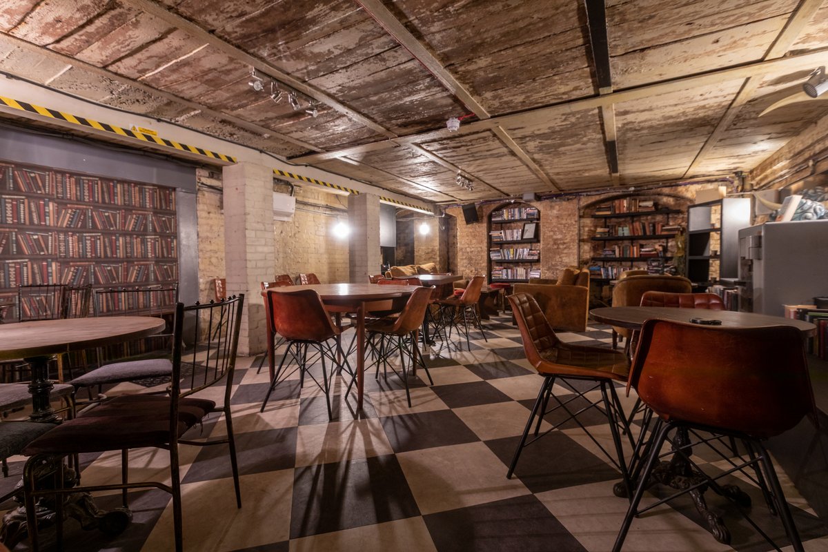The one and only secret library on Shoreditch High Street! The space is available for all cultural activities... 
.⁣
.⁣
.⁣
#Shoreditch #coffee #shoreditchlondon #shoreditchhighstreet #shoreditchlife #london #toplondonrestaurants #londonfood #londonfoodies #londoncoffeeshops