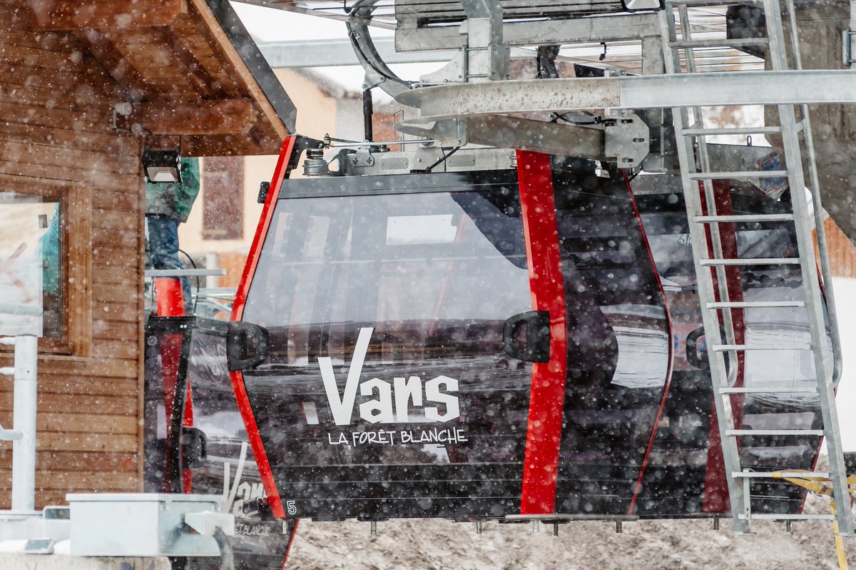 🔴 Mise en place des cabines sur la ligne du nouveau Télémix de Chabrières ! 😍🚠❄🔥 #FouDeVars #MyHautesAlpes