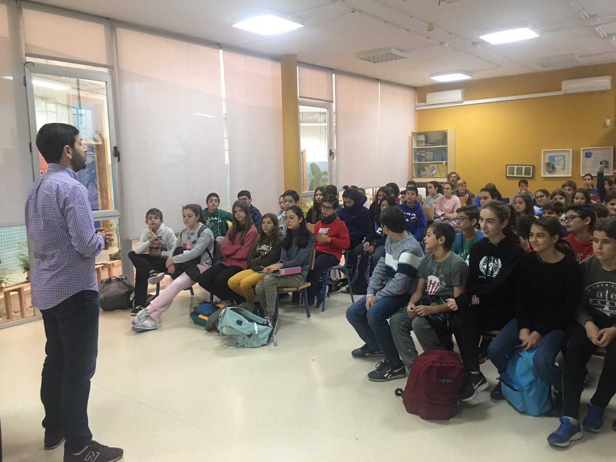 rocialvarezies1's tweet photo. Gracias Carmelo Sosa Director de la @BSMTomares  por adentrarnos en el repertorio sinfónico del Concierto de guerra y paz en el @iesitaca con tanto rigor y profesionalidad.Enhorabuena por todo el trabajo que llevas a cabo y por acercar a todos la música. https://t.co/OW7SUJ0SCz