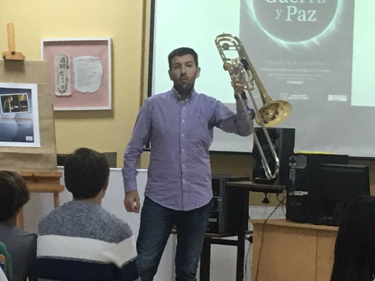 rocialvarezies1's tweet photo. Gracias Carmelo Sosa Director de la @BSMTomares  por adentrarnos en el repertorio sinfónico del Concierto de guerra y paz en el @iesitaca con tanto rigor y profesionalidad.Enhorabuena por todo el trabajo que llevas a cabo y por acercar a todos la música. https://t.co/OW7SUJ0SCz