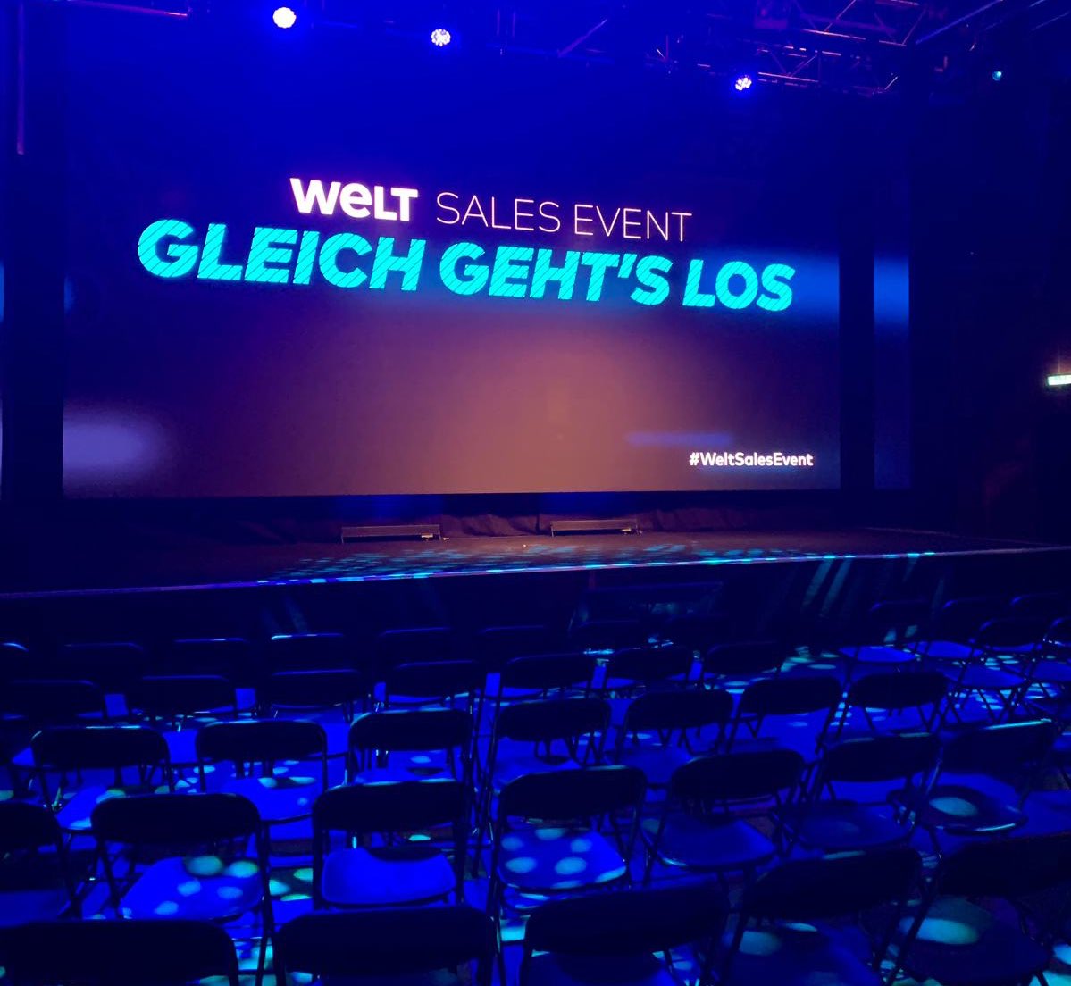 Gleich geht’s los. Ok, fast. In 7 Stunden. Noch proben wir für den #WeltSalesEvent mit dem #BestenTeamDerWelt. <a href="/FlorianWidmann/">Florian Widmann</a> <a href="/robotcanoso/">Hernán Gaete</a> <a href="/marie_zdlr/">Marie Zdlr</a> <a href="/kultcorner/">Matthias Herrmann</a> <a href="/MarthaReifers/">martha_reifers</a> <a href="/BeJulchen/">Julia Anne Behrendt</a> <a href="/sennekamp/">martin sennekamp</a> 
<a href="/mediaimpactde/">Media Impact</a> @VisoonIstJetzt