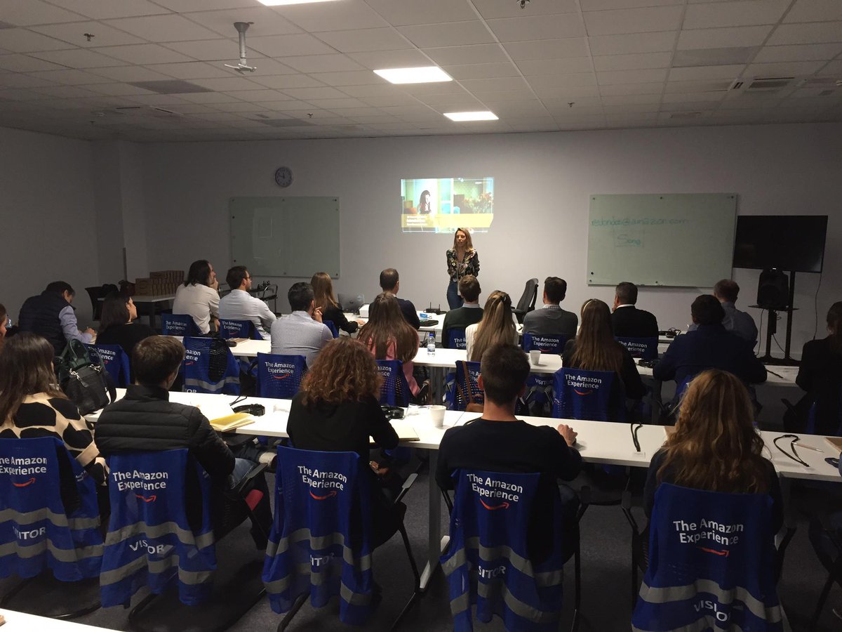 RelevantTraffic's tweet photo. #RelevantBreakfast Hoy estamos impartiendo uno de nuestros desayunos temáticos en el centro logístico de Amazon, ¡y tenemos el honor de ser la primera agencia independiente en hacerlo! https://t.co/tc8QBOvtx1