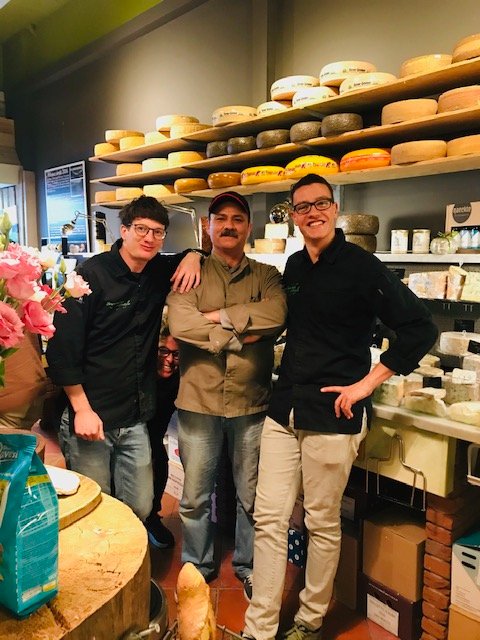 Yasser (48) was in Syrië kaasmaker. Hij kwam in 2016 naar Nederland, waar de taalbarrière en zijn leeftijd hem belemmerden bij het vinden van werk. Yasser kwam in een traject bij Stichting Welzijn en IJmond Werkt!. En werkt nu bij <a href="/affineurs/">bourgondisch l.style</a>! bit.ly/33HSteV