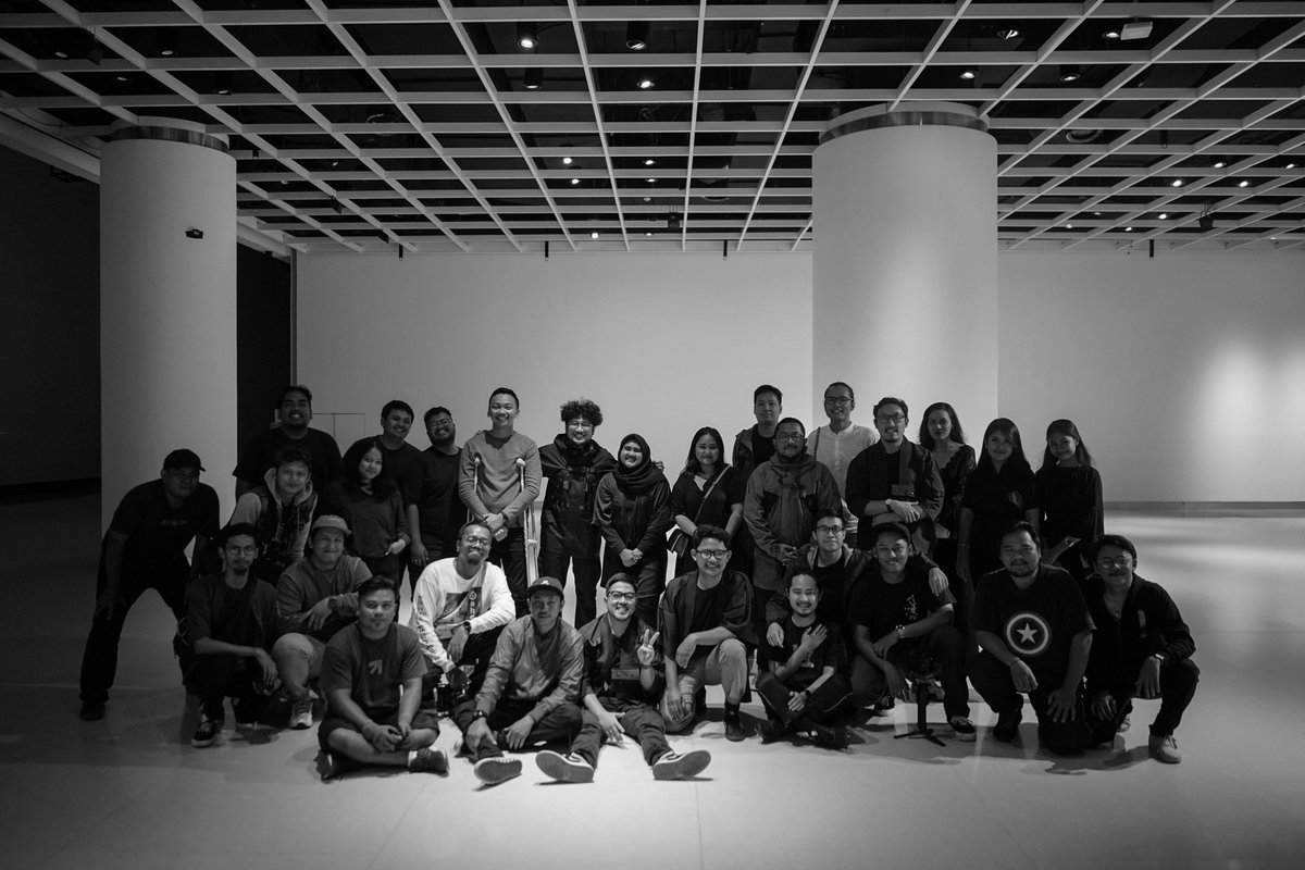 Tim yang biasa bercanda mulu. Saya paksa mereka ikut terjun di klip ini. Ibarat biasa bikin Bajay Bajuri yang lucu, hangat namun penuh pesan implisit, tiba-tiba bikin film realis ala filmaker Iran di festival. Ada yang nangis, lemes, sampe migrain setelah syuting.