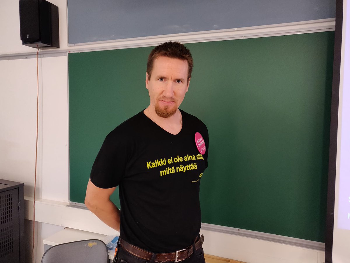 Jokelassa oli tänään #Eläväkirjasto tapahtuma. Kuvassa näkyy paneeli, jossa kaikki esiintyjät ja muissa kuvissa on stripparit ja aivovammainen. #lukio #Jokela #Tuusula