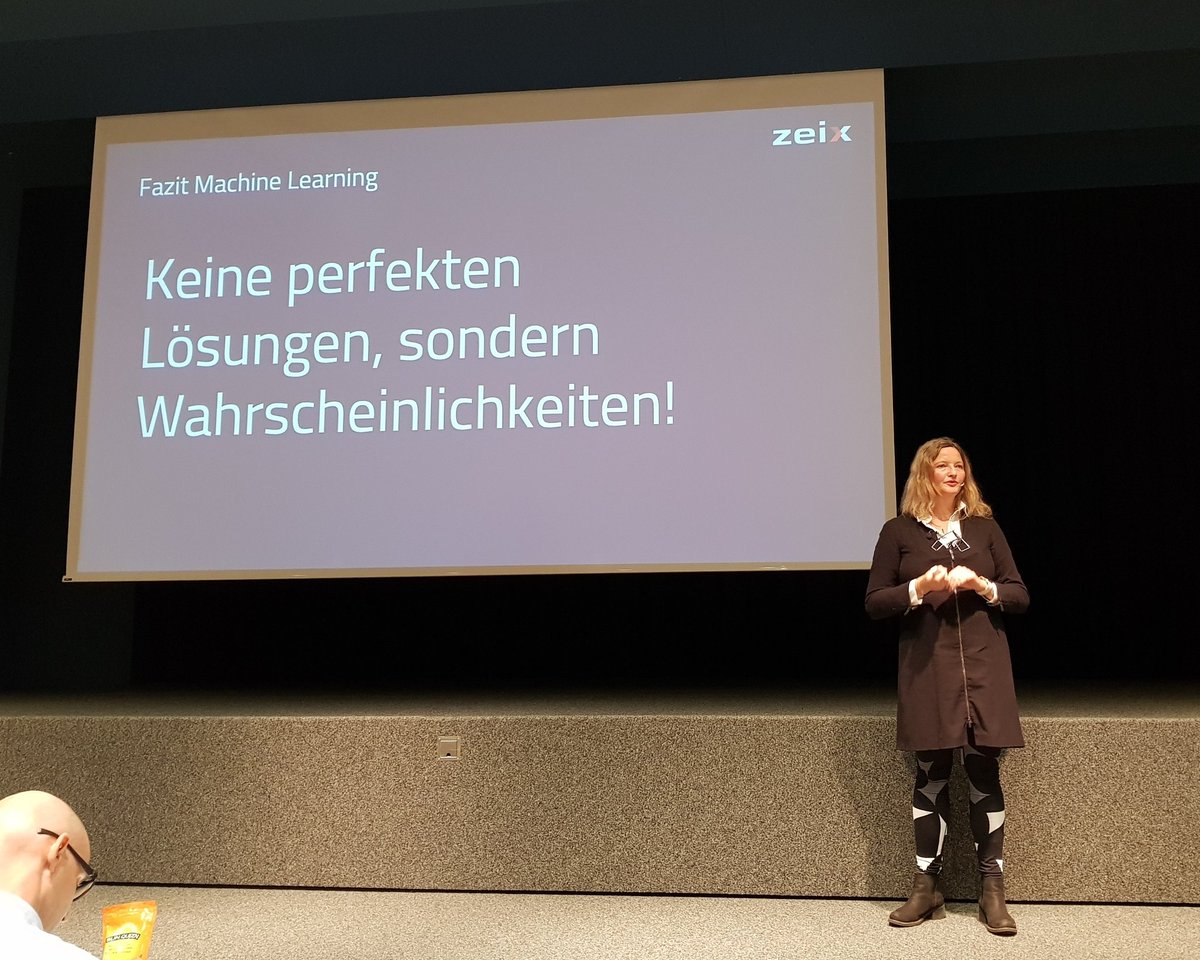 Fazit zu #MachineLearning von <a href="/sibylle_p/">Sibylle Peuker</a>: Es gibt keine perfekten Lösungen, sondern 'nur' Wahrscheinlichkeiten. #KI erkennt Korrelationen, aber keine Kausalität. Wir müssen fragen, woher die Daten kommen und in welchem Kontext. 

#WUD2019 #wudch2019 #WorldUsabilityDay2019
