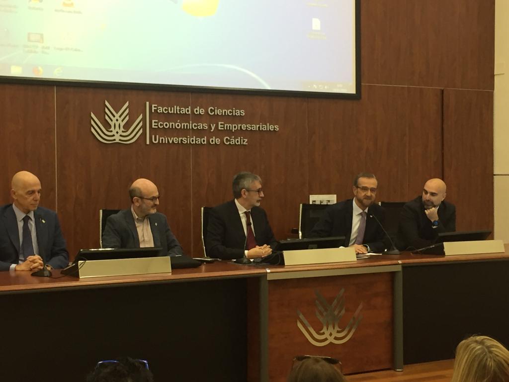 COP_AO's tweet photo. Hoy estamos en la Conferencia de Decanos/as de Psicología de las #Universidades Españolas #CDPUE, que se está celebrando de #Cádiz .
El decano del @COP_AO , @PepeTenorio8 , y el presidente de nuestra Delegación de Cádiz, @jacoqui , han participado en la mesa inaugural. https://t.co/7d7sn8xSQD