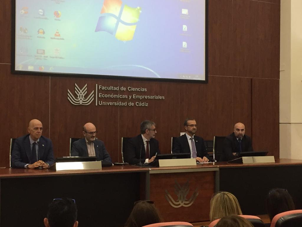 COP_AO's tweet photo. Hoy estamos en la Conferencia de Decanos/as de Psicología de las #Universidades Españolas #CDPUE, que se está celebrando de #Cádiz .
El decano del @COP_AO , @PepeTenorio8 , y el presidente de nuestra Delegación de Cádiz, @jacoqui , han participado en la mesa inaugural. https://t.co/7d7sn8xSQD
