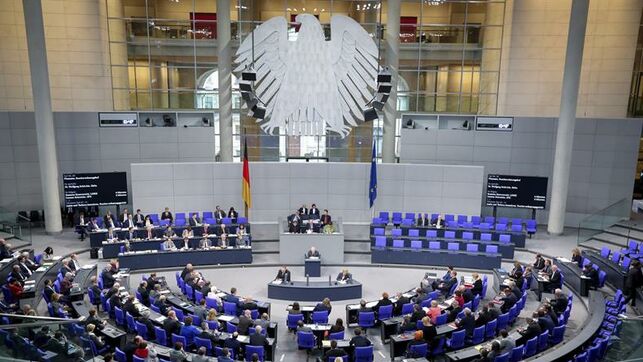 Los partidos alemanes destituyen a un diputado ultraderechista de la presidencia de la comisión de derechos del Bundestag por su discurso de odio eldiario.es/internacional/…