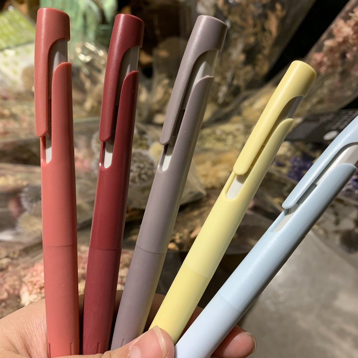 石丸文行堂 長与店 در توییتر 大人気blen ブレン から限定カラーが新登場です 筆記ブレを防ぐ ブレンシステム により ペン内部のブレを防ぎ筆記ストレスを軽減 限定カラーは落ち着いたニュアンスカラーです どれにするか悩みます ブレン ゼブラ Zebra 石丸文行堂 長与店 در توییتر 大人気blen ブレン から限定カラーが新登場です 筆記ブレを防ぐ ブレンシステム により ペン内部のブレを防ぎ筆記ストレスを軽減 限定カラーは落ち着いたニュアンスカラーです どれにするか悩みます ブレン ゼブラ Zebra