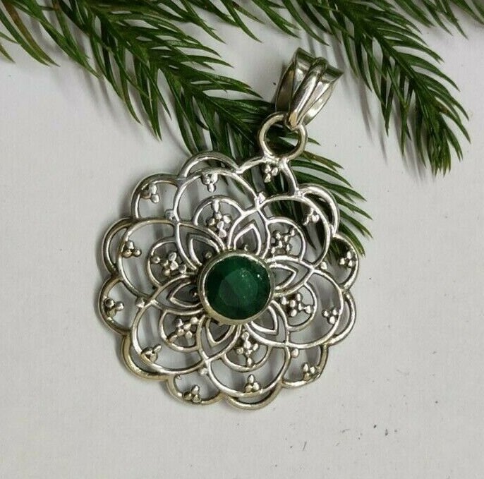 gemstonejewelr3's tweet photo. #emerald Pendant In 925 Sterling Silver
#Beautiful Emerald Gemstone Designer #pendant ๐
๐https://t.co/5xda6OVZCT
#emeraldpendant #sterlingsilverpendant #greenstonependant #birthstonependant #chakrapendant #weddingpendant #designerpendant #roundshapependant #handmadejewelry https://t.co/aKqP0gXP5X