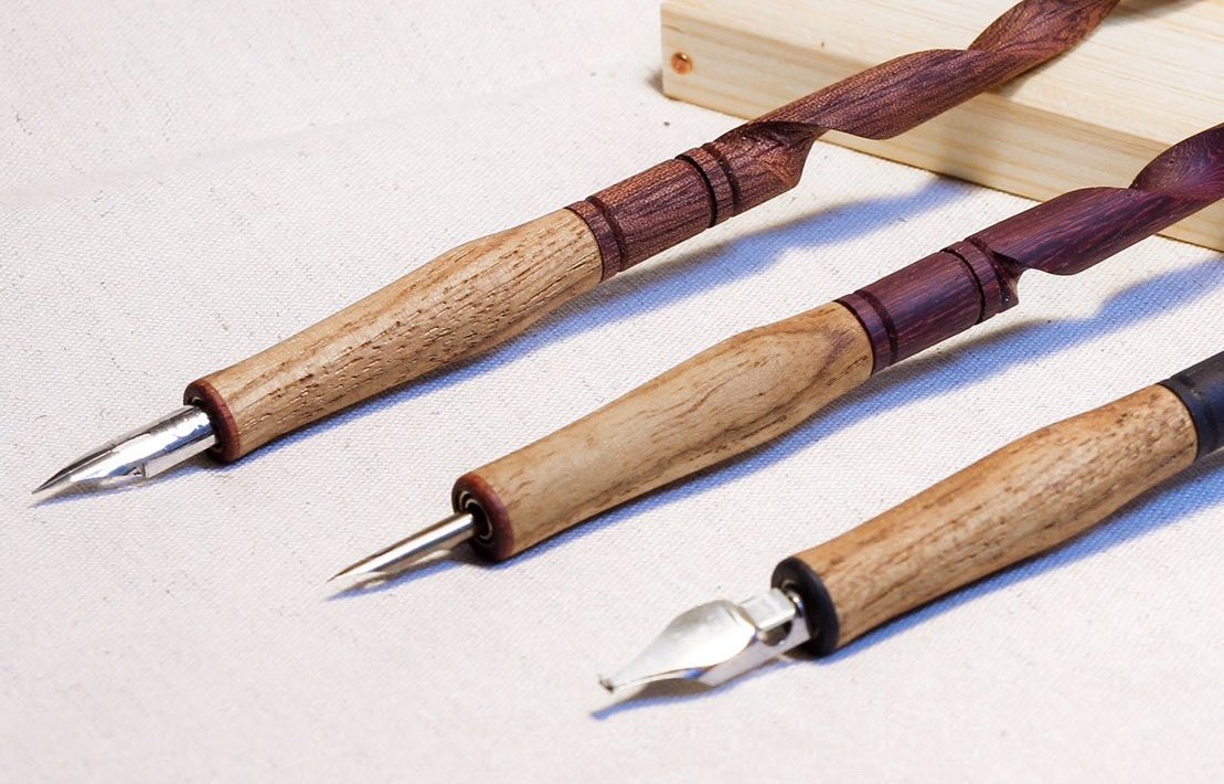 ひじき 納品済み 各軸の説明 つけペン つけペンは丸ペンとgペン類の両方のペン 先をお使いいただけます ゼブラ等の国内製品であれば交換が可能です 種類によってはカリグラフィー用のペン先も使用することができます 画像は左からgペン 丸ペン