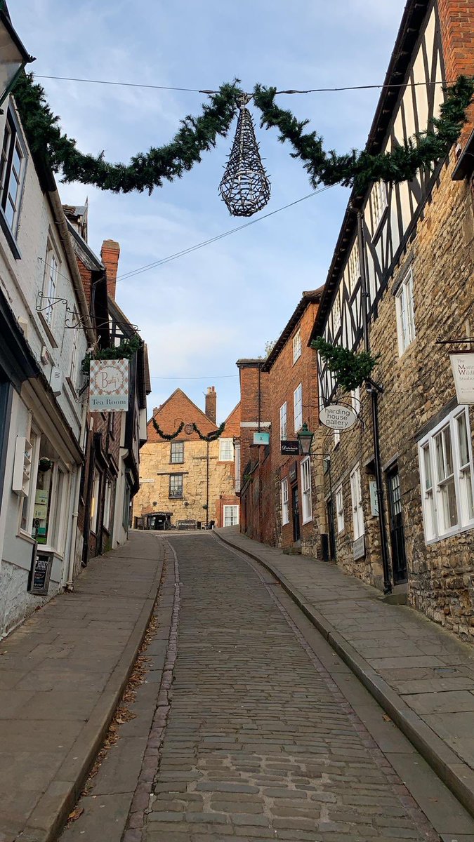 natashatyler_'s tweet photo. Had a fantastic time last night at the @RICSnews and @RIBA @ribaeastmidland Lincolnshire Property Dinner. We raised £1,410 for @PlasticOceans 🙌 A quick detour up Steep Hill to see the cathedral and castle #ricsmatrics #lincoln https://t.co/z7MjsHrXcE