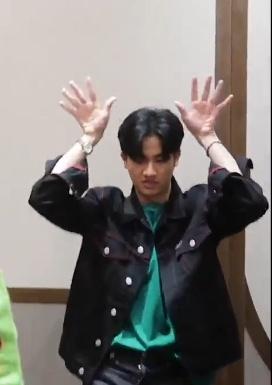 Polca_ph's tweet photo. Yeah he's hot and all but Tay's version is still the bomb😂

#Tawan_V #LoadingLove #SissyGirlGroup https://t.co/VJNRkdw5Mu