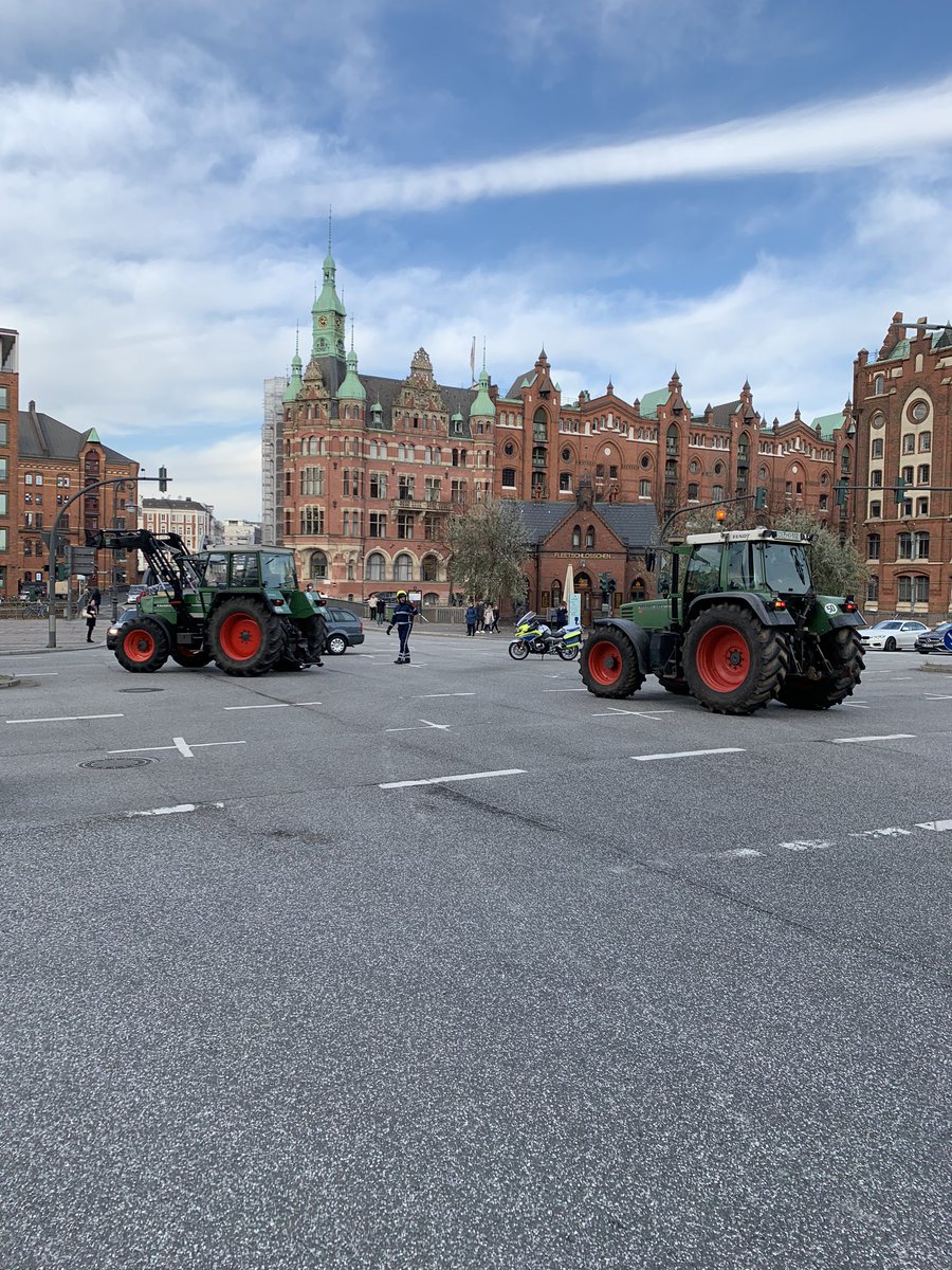 Irgendwie bringt mich die #treckerdemo mehr zum Lachen als andere Demos. Bauernhof in der HafenCity