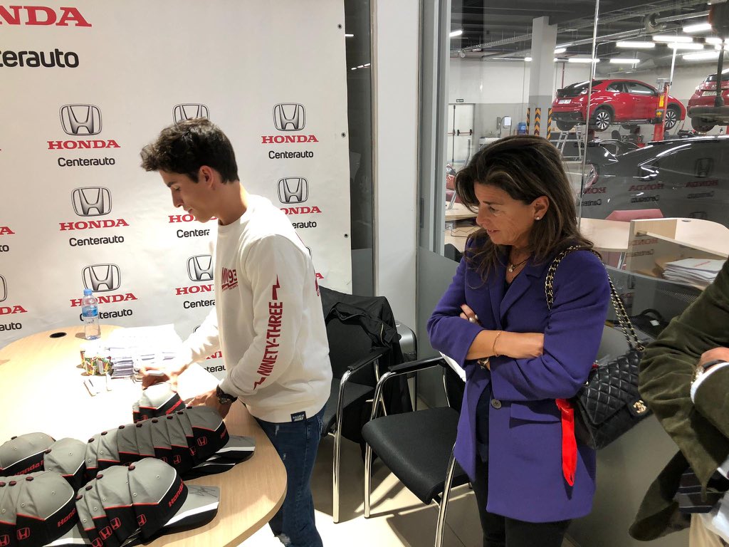 AriadnaVerge's tweet photo. Un honor en nombre de @Quadis_es dar la bienvenida al seis veces y actual campeón de mundo de #motogp @marcmarquez93  Emilio Alzamora y a @JLlMerlos  en nuestras instalaciones de HONDA Valencia Centerauto día para recordar #hondaesauto #motogp #mm93 https://t.co/Gv1KmhfsAL
