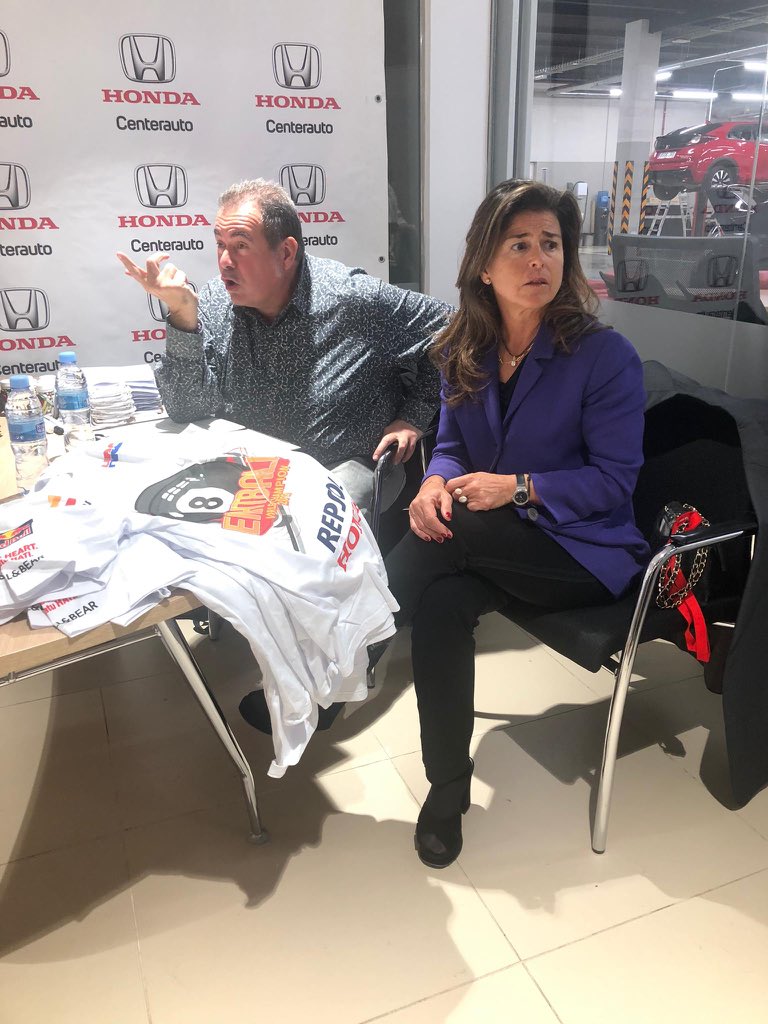 AriadnaVerge's tweet photo. Un honor en nombre de @Quadis_es dar la bienvenida al seis veces y actual campeón de mundo de #motogp @marcmarquez93  Emilio Alzamora y a @JLlMerlos  en nuestras instalaciones de HONDA Valencia Centerauto día para recordar #hondaesauto #motogp #mm93 https://t.co/Gv1KmhfsAL