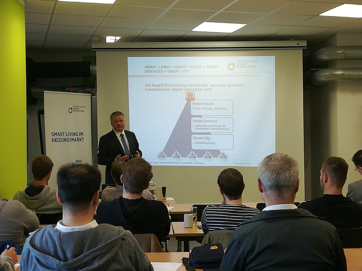 gas_und_h2's tweet image. &quot;Die #Brennstoffzelle ermöglicht ein flexibles #Energie|management, denn durch die Einbindung in das #SmartHome können #Wärme- und #Strom|produktion bedarfsgerecht gesteuert werden&quot;, erklärt Dr. Wagnitz vom @ZVSHK_Handwerk bei unserer #SmartLiving- Auftaktveranstaltung.