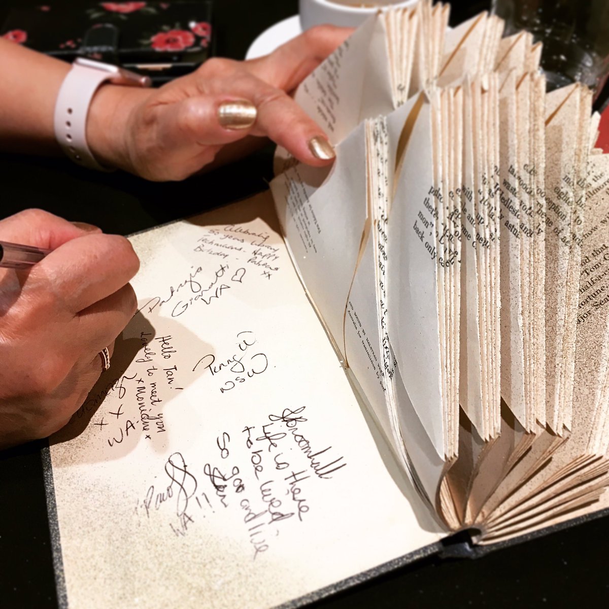 AvisoMonique's tweet image. #LibTech19 Gala Dinner 
Push-up bras and Book-signing