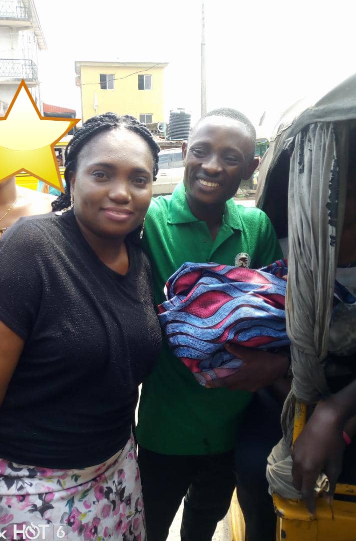MenInNursingNgr's tweet photo. The said woman has presented in an undisclosed private hospital but not attended to due to the delivery beyond their capacity and was referred verbally to a general hospital which is few kilometres away amidst Lagos traffic and pot-holes. 

#1 https://t.co/IkHaXuHHGv