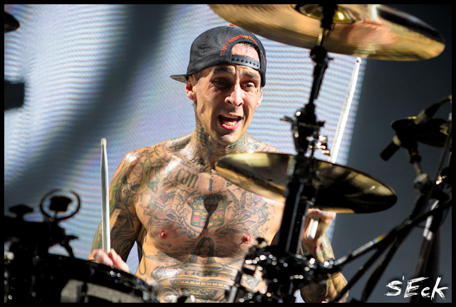 Feliz Cumple Travis Barker! Happy Bday Travis Barker!  