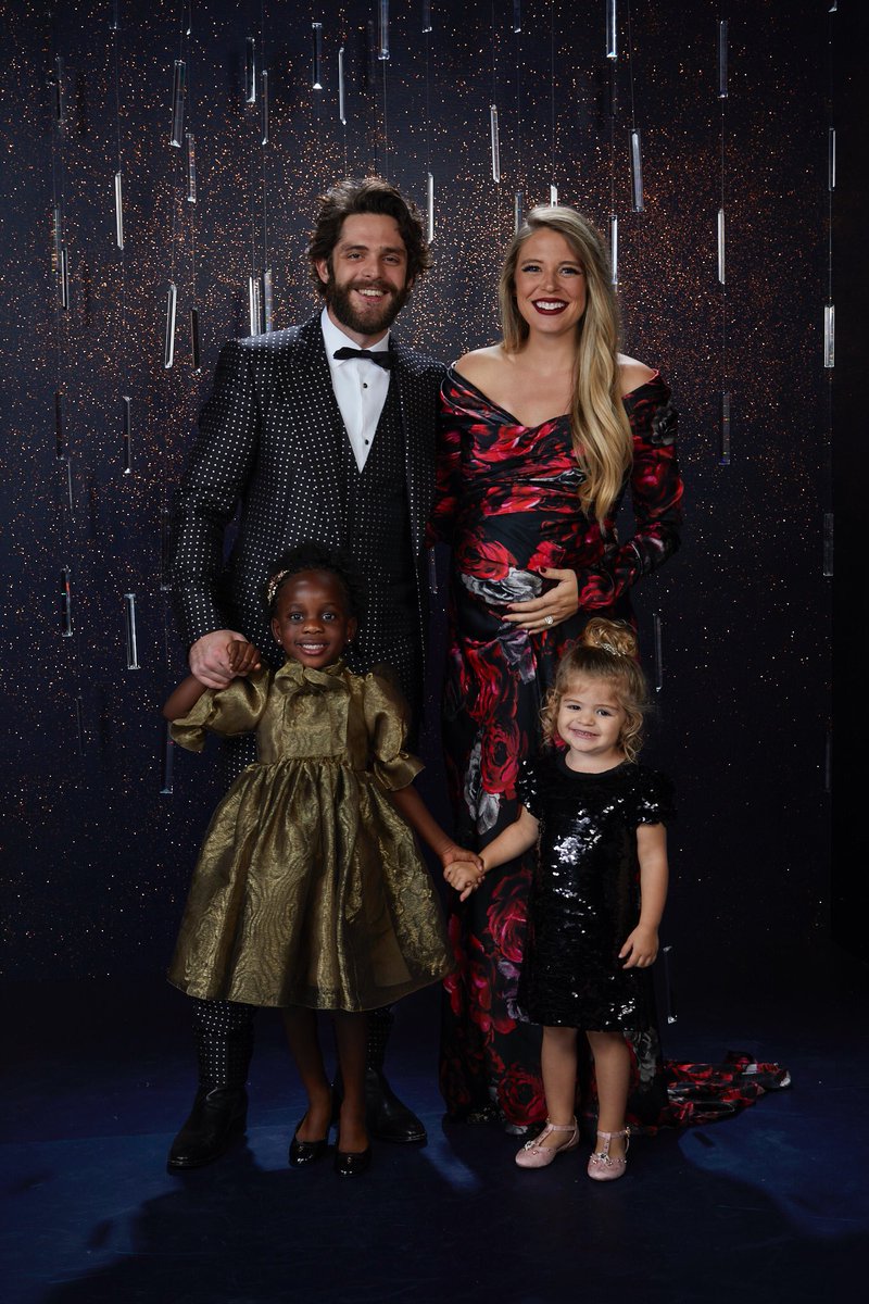 #CMAawards last night. This time with all 4 girls. What a life 🙌🏼 

Thanks <a href="/dolcegabbana/">Dolce&Gabbana</a> for the family look 

📸: <a href="/katiekauss/">Katie Kauss</a>