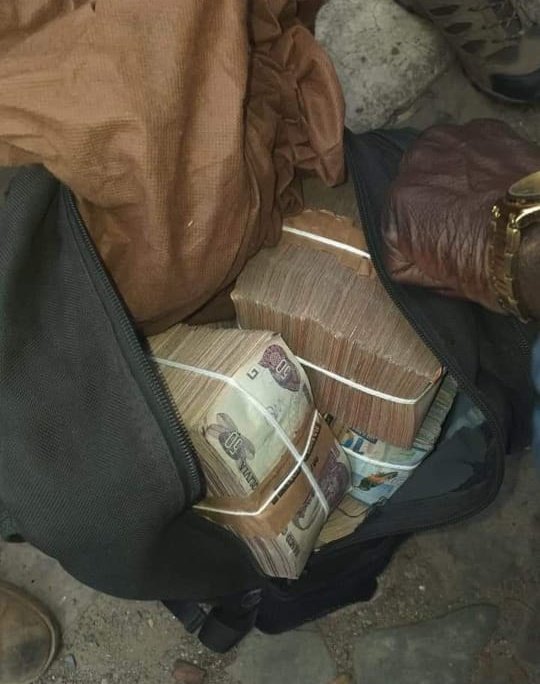 elu_gam12's tweet photo. #Bolivia #DENUNCIA 
Ciudadanos extranjeros son encontrados con 700000bs en su poder con el que pagaban a los grupos criminales de #EvoMorales para que sigan causando destrozos en el país
Que el mundo lo sepa! 
#EvoAsesino
#BoliviaNoHayGolpe https://t.co/JRtDciJdA6