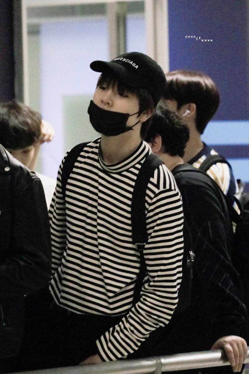 DohyonWardrobe's tweet photo. [ #Dohyon @x1official101 @x1members  ]

🔍  BALENCIAGA
📌  classic baseball cap
 🏷 $525

🎁 @namdohyon_gall
pic cr @MMMMEAWWWW
#남도현  #NamDohyon 
 #Dohyon_closet  #도현 #X1
 #엑스원 #x1fashion #Dohyon_AirportFashion https://t.co/PGrnLpYu8z