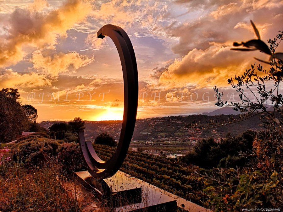 VisitCotedazur's tweet photo. DOMAINE DE #TOASC : Enraciné sur les collines niçoises,  le vignoble de Bellet est certainement l’un des plus anciens de France et sa plantation remonte vraisemblablement à l’époque des romains.
+ https://t.co/vXIElPwzJw
📷 @jmlpyt #CotedAzurFrance #exploreNiceCotedAzur https://t.co/3tmilzr2iM
