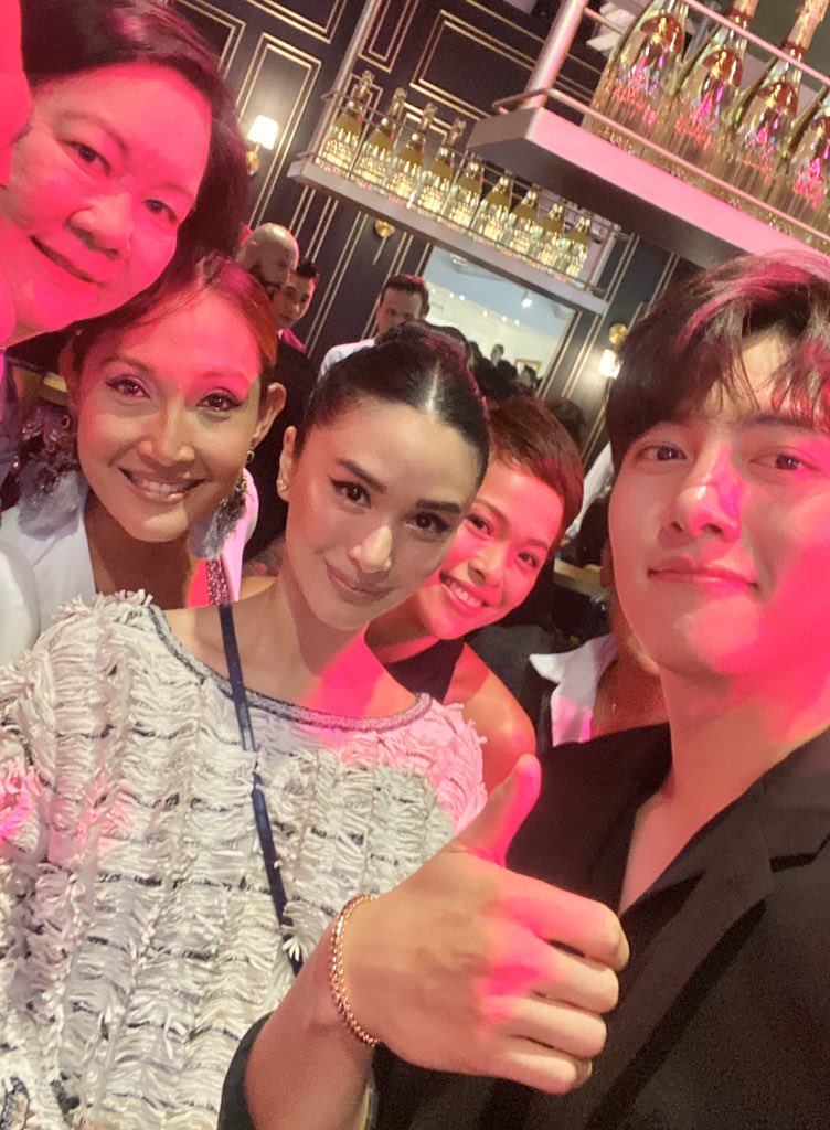 heart021485's tweet photo. Thank you for standing up to take a photo with us ❤️❤️❤️ https://t.co/FcqbDOUmxD