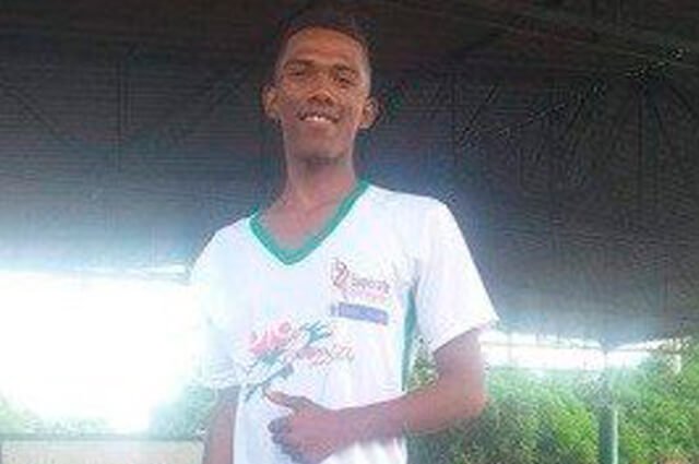 Dos jovencitas se agarraron de los pelos en sepelio de futbolista al que ambas ‘amaban’ https://buff.ly/2NJmJAq