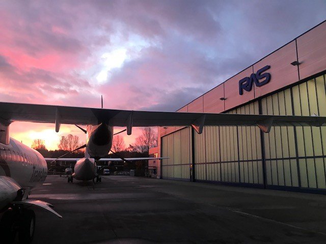 air_service's tweet photo. Beautiful sunrise at our headquaters at Mönchengladbach Airport this morning!

#EDLN #Mönchengladbach #MRO #RAS #ATR #RheinlandAirService #FlughafenMönchengladbach #ThankyouDetlefFlintz #MGL https://t.co/r7MREqmSXb