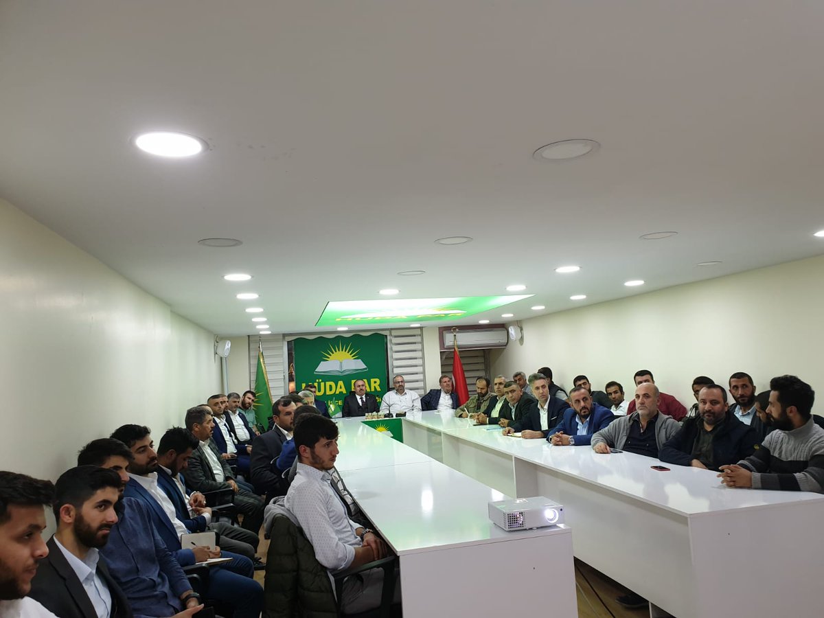 hudaparistanbul's tweet photo. Genel Başkan Yardımcımız Av. Mahmut Şahin Anadolu Yakasındaki teşkilatımıza yönelik "İnsan Hakları" konulu bir seminer verdi. https://t.co/fXKzPyXkiG