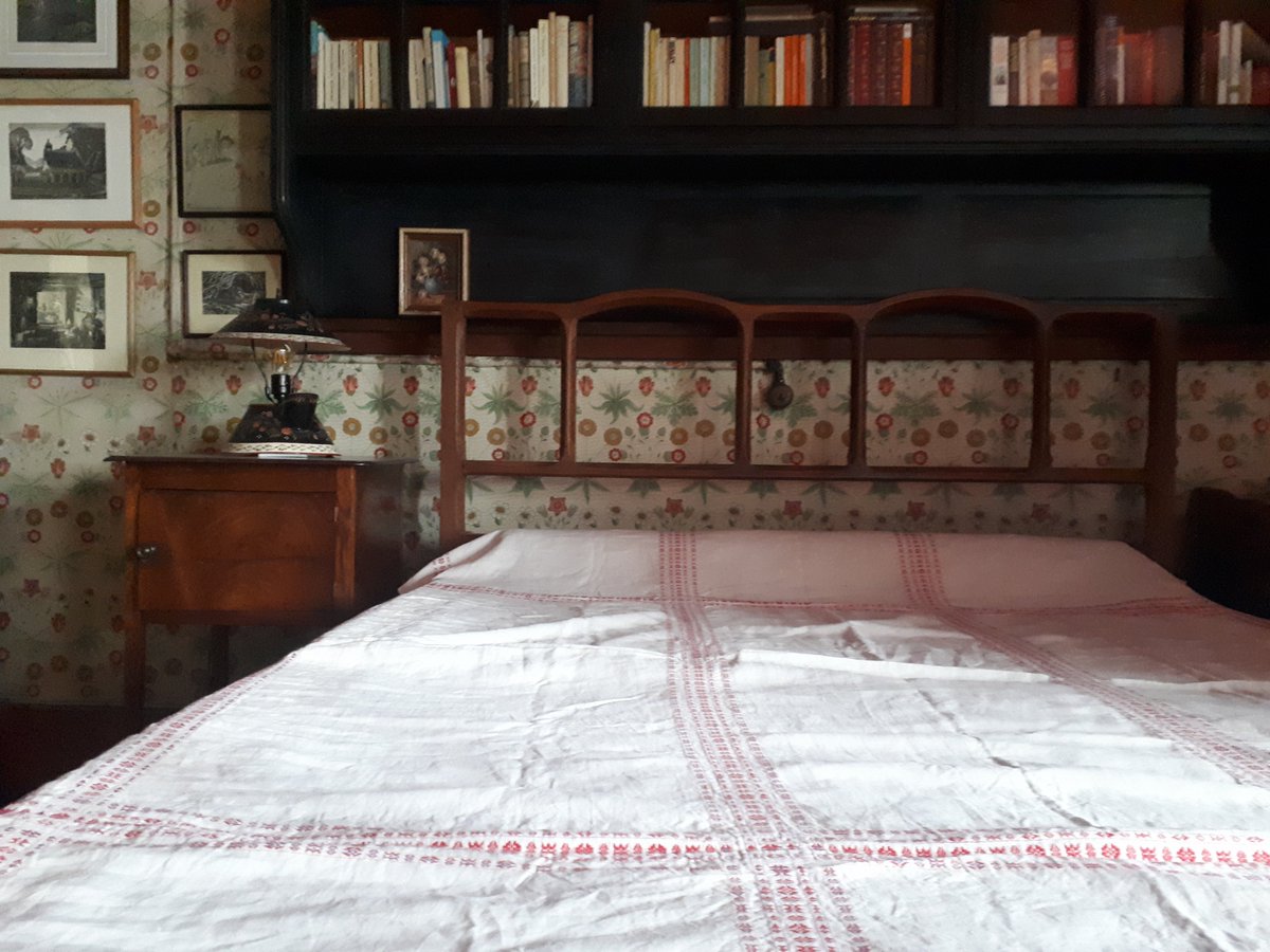 EmeryWalker_org's tweet photo. ‘Daisy’ was the first wallpaper to be published by Morris&amp;Co in 1864. It was a popular choice for bedrooms, so it is no surprise that it can be found in the main bedroom on the 2nd floor.
#wallpaper #daisy #flowers #williammorris  #williammorriswallpaper https://t.co/DH0rC3cMG1
