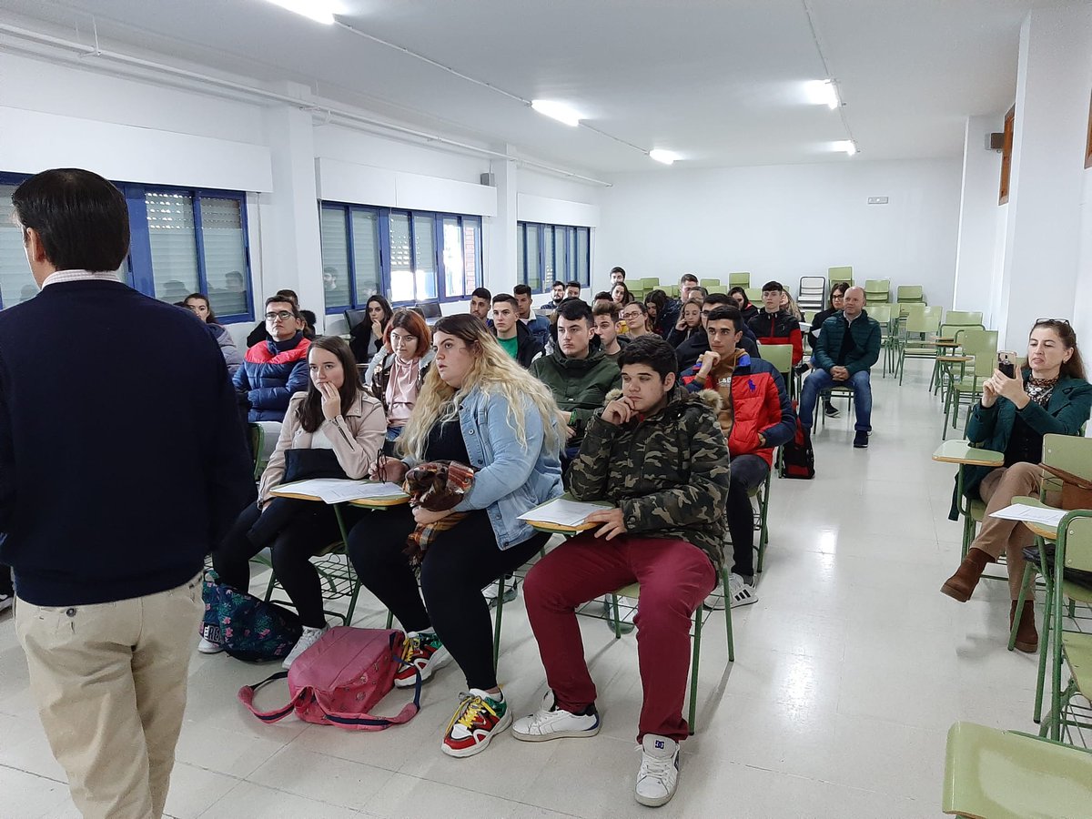 sanjosevva's tweet photo. #FormandoEnFP para complementar el módulo #FOL de los #CiclosFormativos han venido al centro desde la empresa #SEPREX @Seprex_PRL para dar una conferencia a nuestr@s alumn@s, haciendo especial mención al #TrabajoAdministrativo #Administrativo. 
Gracias desde @sanjosevva https://t.co/nkKGh1zkl5