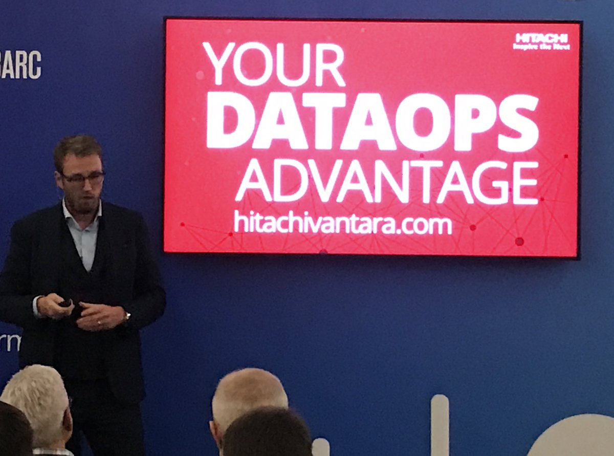 What a smart speaker you are <a href="/bowl_j/">Jonathan Bowl</a> #techweek present #YourDataOpsAdvantage w <a href="/HitachiVantara/">Hitachi Vantara</a>