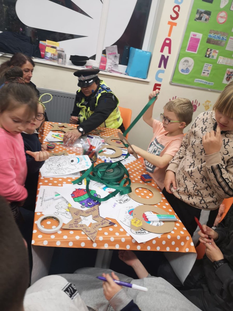 Barcaleedsyp's tweet photo. Last night at Broadlea Youth Club the group got involved in Xmas crafts and boxing with #explosivefit. Thank you again to our local PCSO’s for your continued support and partnership working #reducingASB #partnership #community #wellbeing #nevertooearlyforxmas! https://t.co/iI972Z67g8