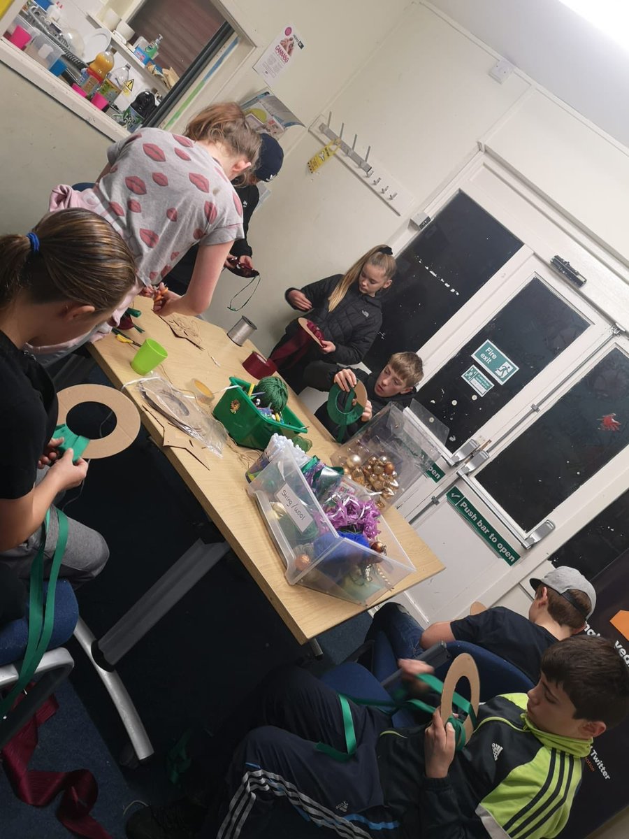 Barcaleedsyp's tweet photo. Last night at Broadlea Youth Club the group got involved in Xmas crafts and boxing with #explosivefit. Thank you again to our local PCSO’s for your continued support and partnership working #reducingASB #partnership #community #wellbeing #nevertooearlyforxmas! https://t.co/iI972Z67g8