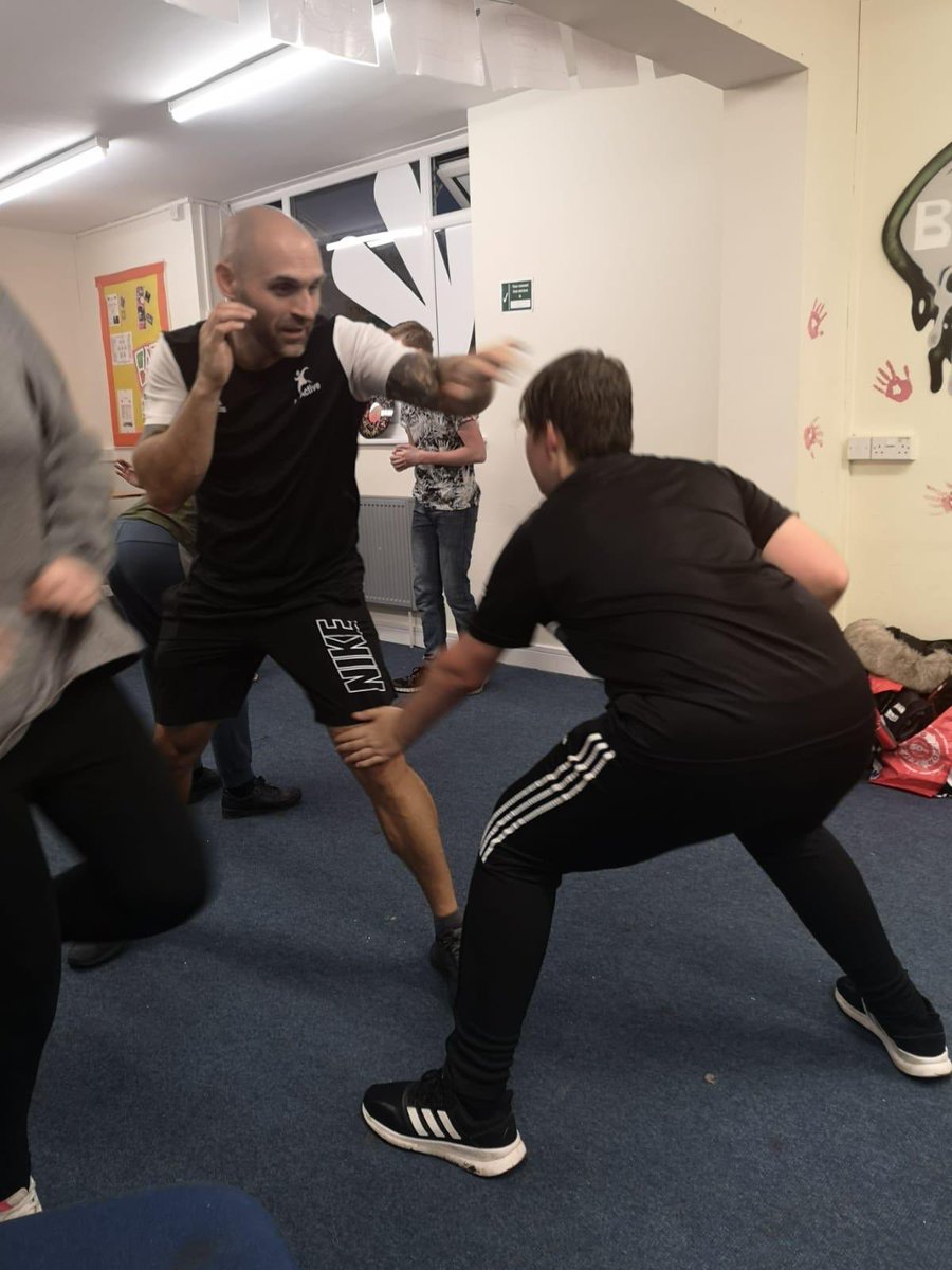 Barcaleedsyp's tweet photo. Last night at Broadlea Youth Club the group got involved in Xmas crafts and boxing with #explosivefit. Thank you again to our local PCSO’s for your continued support and partnership working #reducingASB #partnership #community #wellbeing #nevertooearlyforxmas! https://t.co/iI972Z67g8