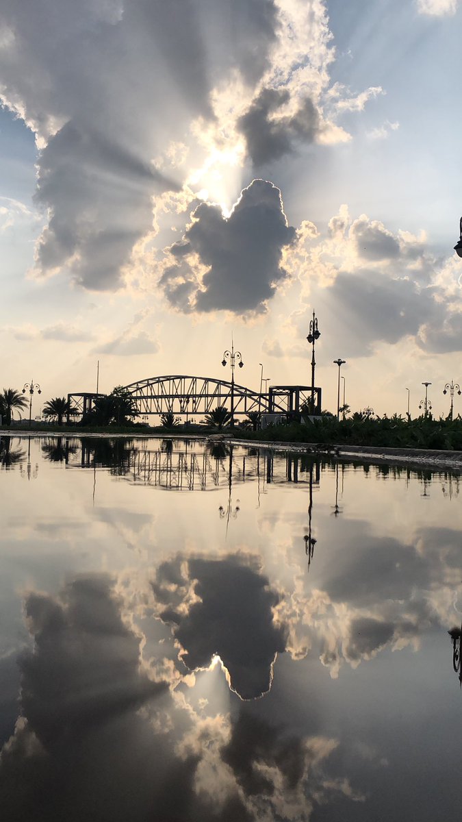 iiiheba__'s tweet image. إنعكاس السمـا على آثار المطر ☁️.