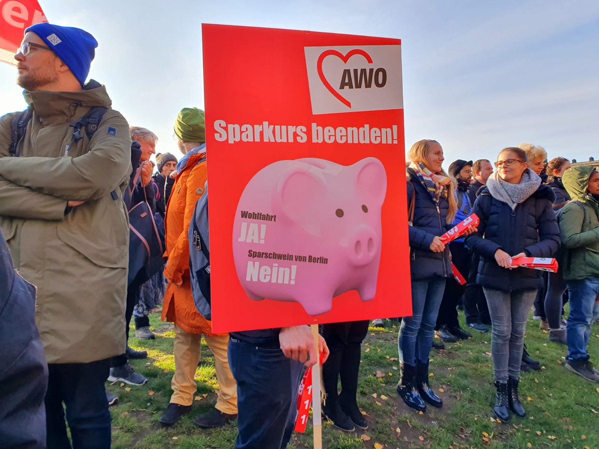 Los geht's! Schön, dass so viele gekommen sind, um gemeinsam mit den Erzieher*innen die einzig richtige Forderung zu stellen: Sparkurs beenden! Wichtige Arbeit angemessen bezahlen! #100prozenttarif