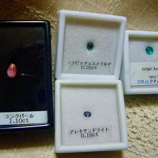 Atropisomer_Ag's tweet photo. たぶん一番最初に買ったルースがこのアレキサンドライトです。色が変わる宝石の存在を知ってからの憧れでした。そこから沼にはまりました（笑
#いい石の日 #alexandrite #conchpearl #trapicheemerald #emeraldcateye https://t.co/yxQDaR2bii https://t.co/Ou0ft8XbK6