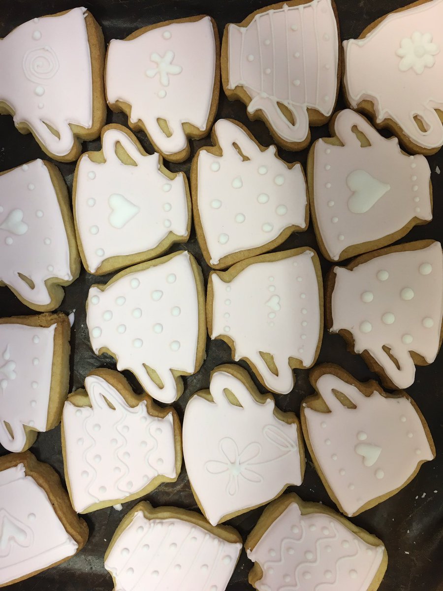 The nice thing about a rainy day is that we have time to make pretty biscuits! Pretend it’s summer and come have one!