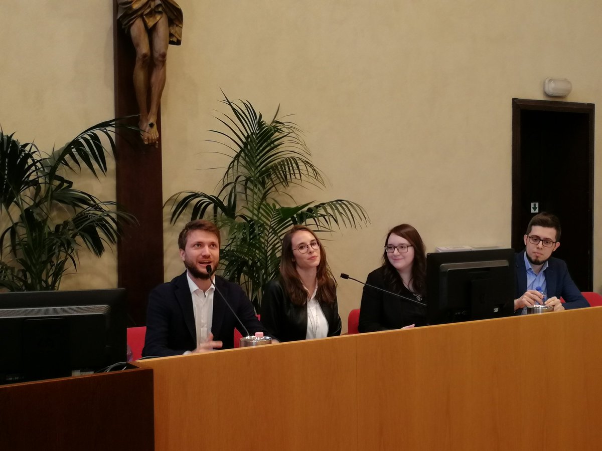 E ora il momento della presentazione di un altro bel progetto: le video interviste a diversi editori realizzate dagli allievi del #MasterBooktelling insieme a <a href="/Carlo_Sai/">Carlo Fumagalli</a> giornalista e docente di video journalism ai nostri #mastereditoria 🎬 
#EngagingTheReader
<a href="/Unicatt/">Università Cattolica</a>