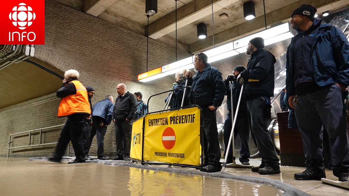 SMCharronRC's tweet photo. INONDATION STM : Photos dans la station Square-Victoria—OACI.  #rcmtl https://t.co/xe0ao2flbG