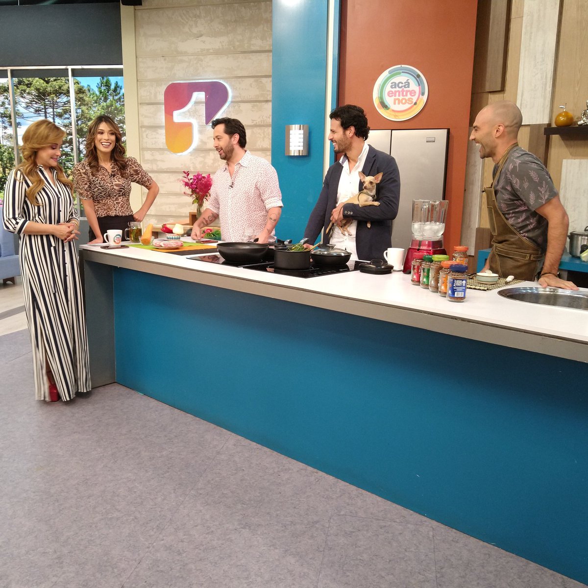 Con <a href="/alvarobenet/">Alvaro Benet</a> y su mascota como invitados, arrancamos este jueves cargados de buena energía.

¿Qué invitados les gustaría ver hoy? #AcáEntreNos #FelizJueves