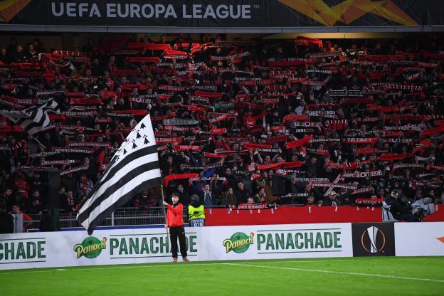 lequipe's tweet photo. « Tu ne seras jamais seul », documentaire réalisé par Antoine Biard,  est une plongée au coeur des Ultras rennais du Roazhon Celtic kop et sera dévoilé ce jeudi https://t.co/cG8BUjd7Z7 https://t.co/ohrtROpiHM