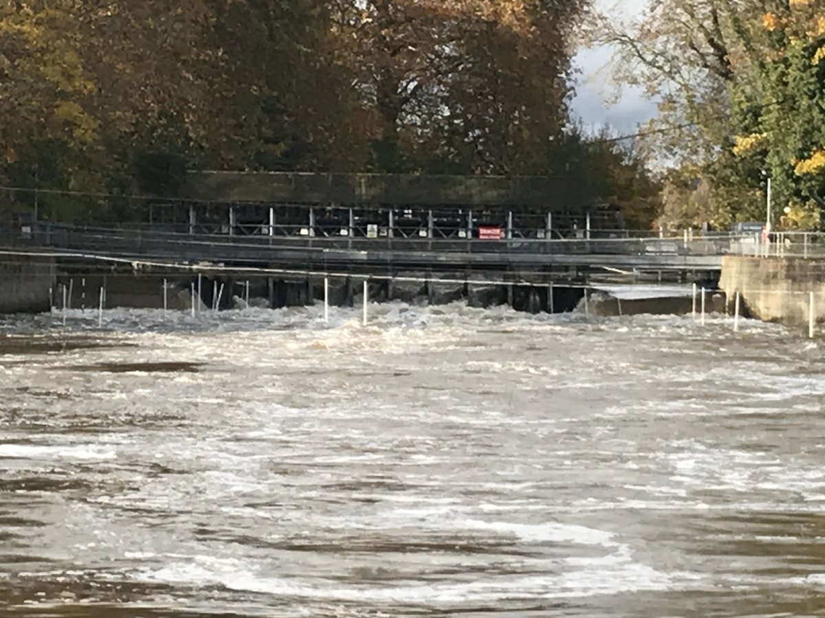 WeybridgeRC's tweet photo. #riverconditions With it being Club and EA RED boards up and down the river Thames and what looks to be a record 7 sluice gates open at #Shepperton weir, come prepared come what may, but likely WEY all take to #landtraining this weekend #noboating #weytobesafe https://t.co/YeyXXcNzt5