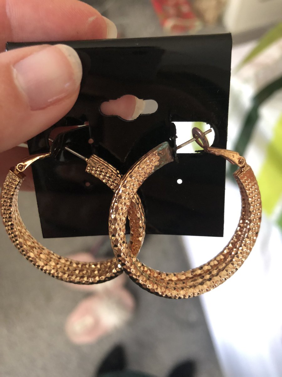 LMMakeupBB's tweet photo. @ASOS_HeretoHelp hi there - I received these earrings from you and as you can see the one on the right has gone green! These haven’t even been used. Can you please arrange for a new pair to be sent out? Thank you! https://t.co/XXUONH7EOw